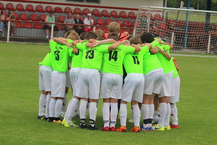 开云娱乐-库里赛后称赞队友团结赢下关键比赛，库里鼓励